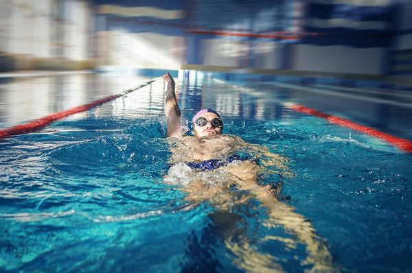 Rygcrawl og benspark i svømning i idræt - Undervisning
