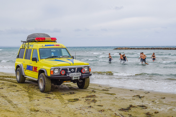 Ambulancetagfat i vandet i svømning - Idræt